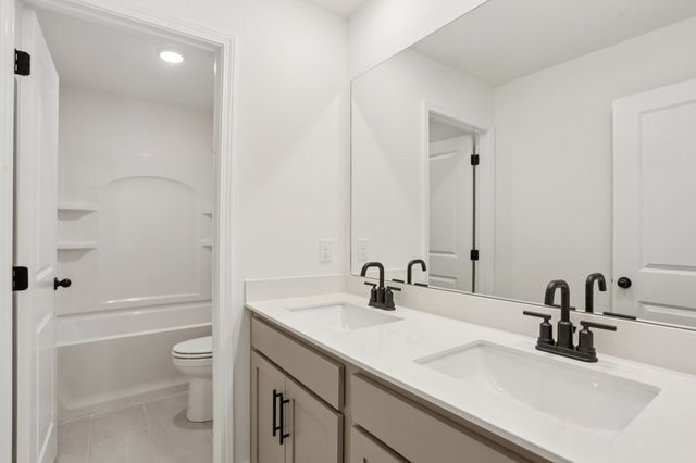 1084 Large Poppy Drive, La Vergne, TN 37086