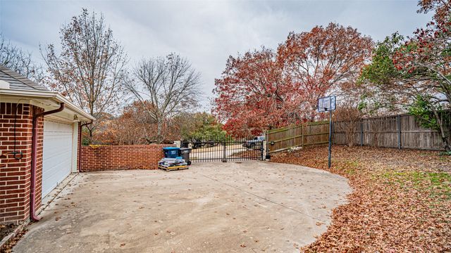 316 Coach House Circle, Fort Worth, TX 76108
