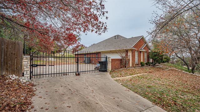 316 Coach House Circle, Fort Worth, TX 76108