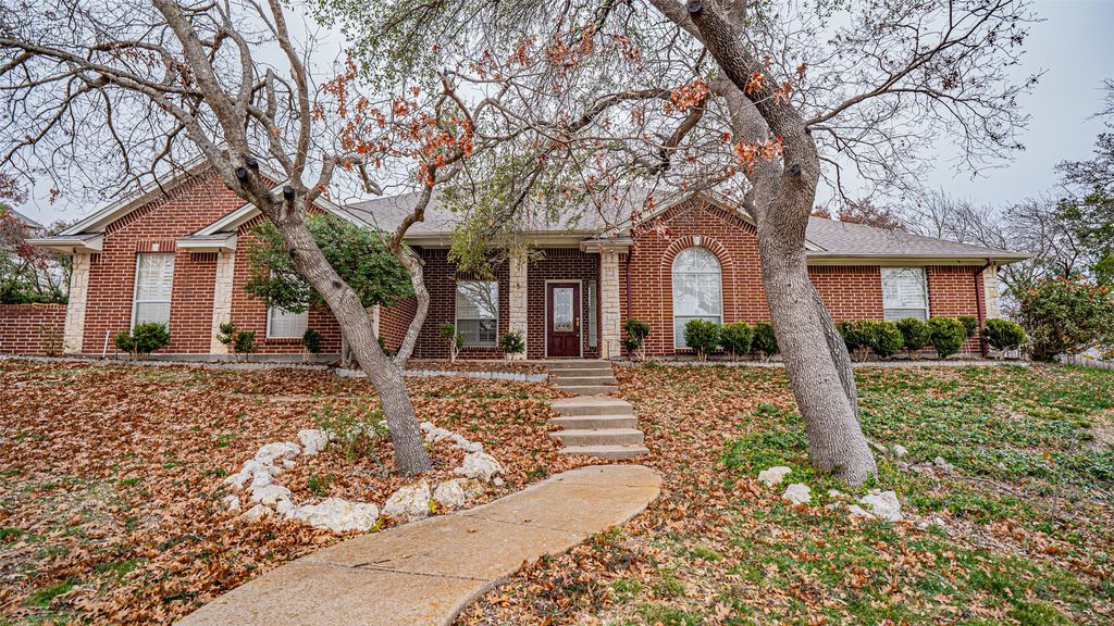 316 Coach House Circle, Fort Worth, TX 76108