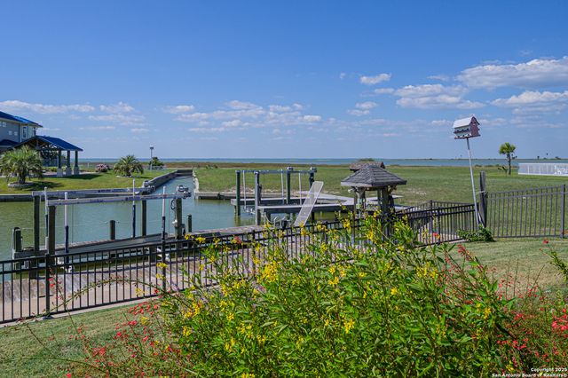 30 peets bend, Rockport, TX 78382