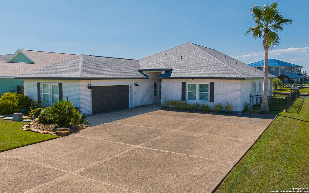 30 peets bend, Rockport, TX 78382