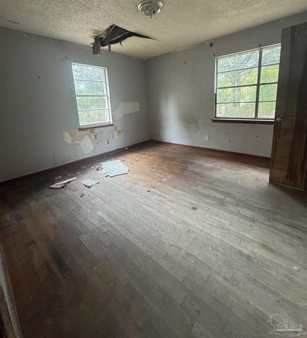 9985 Paws Rd, Milton, FL 32570