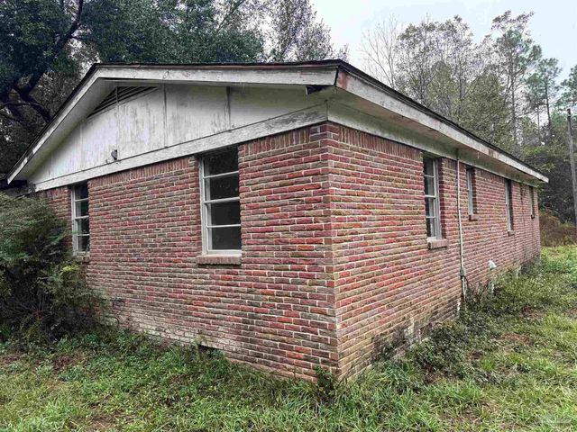 9985 Paws Rd, Milton, FL 32570