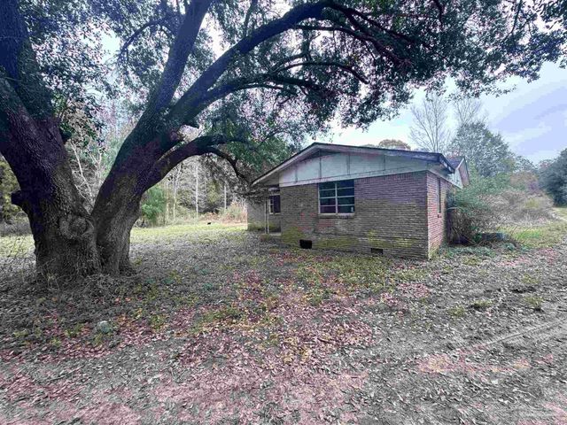 9985 Paws Rd, Milton, FL 32570