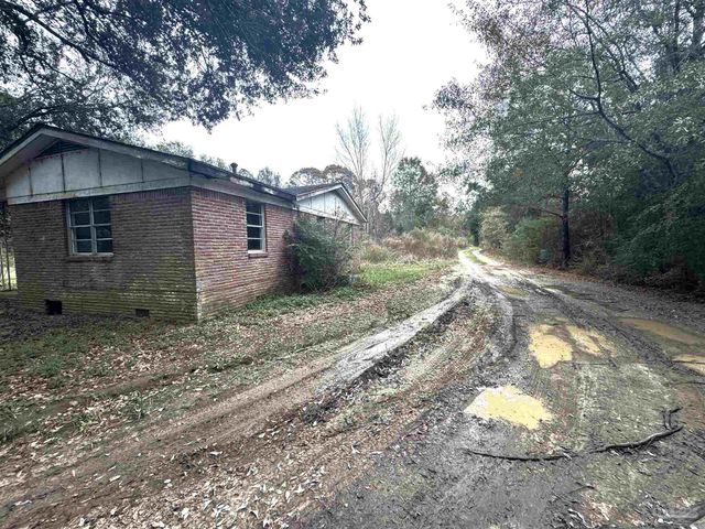 9985 Paws Rd, Milton, FL 32570