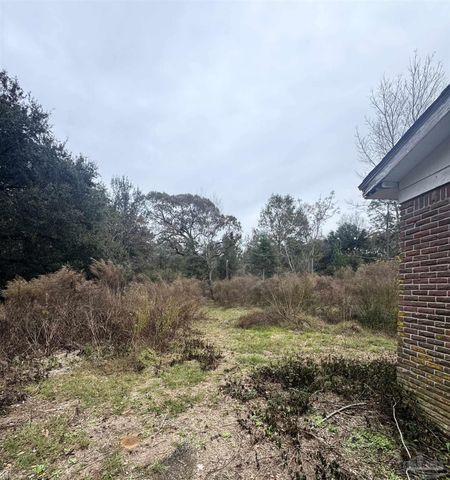 9985 Paws Rd, Milton, FL 32570