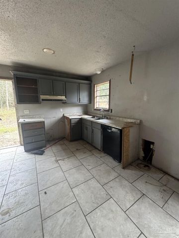 9985 Paws Rd, Milton, FL 32570