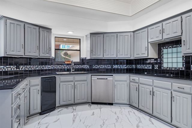 1908 Lakehill Court, Arlington, TX 76012