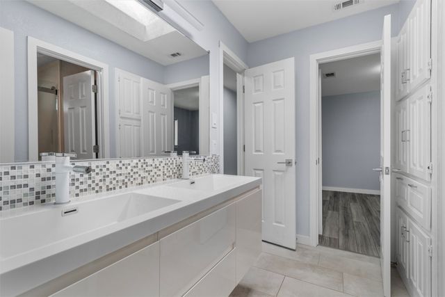 1908 Lakehill Court, Arlington, TX 76012