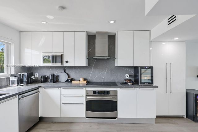 3927 NE 171st St, North Miami Beach, FL 33160