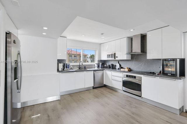 3927 NE 171st St, North Miami Beach, FL 33160