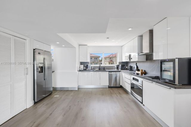 3927 NE 171st St, North Miami Beach, FL 33160