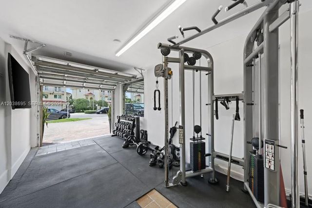 3927 NE 171st St, North Miami Beach, FL 33160