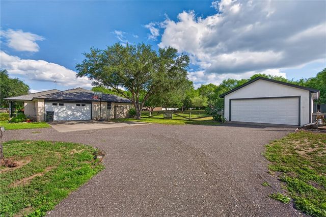 5729 Santa Clara Dr, Robstown, TX 78380
