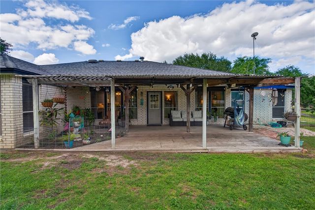 5729 Santa Clara Dr, Robstown, TX 78380