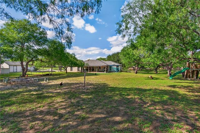 5729 Santa Clara Dr, Robstown, TX 78380