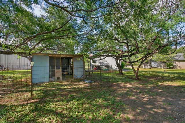 5729 Santa Clara Dr, Robstown, TX 78380