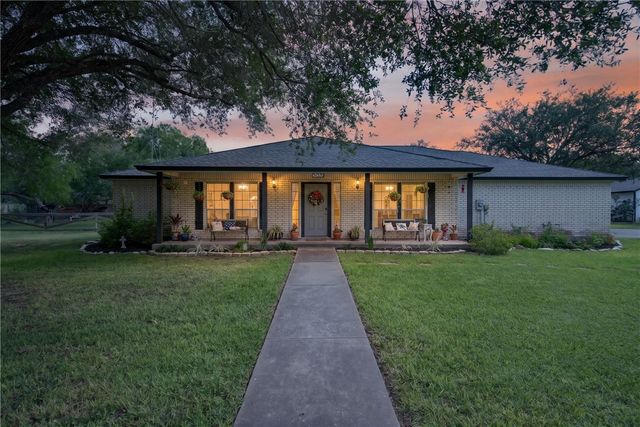 5729 Santa Clara Dr, Robstown, TX 78380