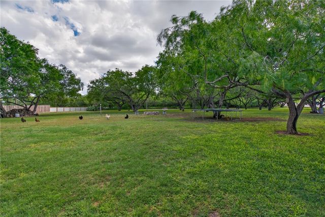 5729 Santa Clara Dr, Robstown, TX 78380