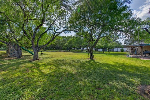 5729 Santa Clara Dr, Robstown, TX 78380
