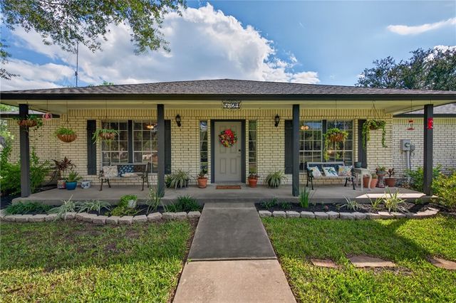 5729 Santa Clara Dr, Robstown, TX 78380