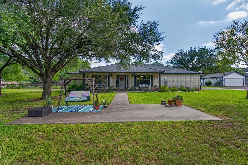 5729 Santa Clara Dr, Robstown, TX 78380