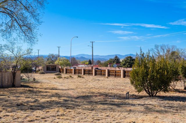 2945 Plaza Azul, Santa Fe, NM 87507