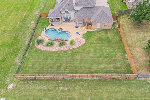 1424 Bassett Hound Drive, Fort Worth, TX 76052