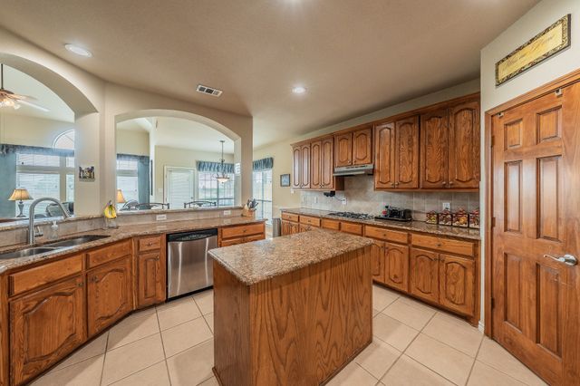 1424 Bassett Hound Drive, Fort Worth, TX 76052