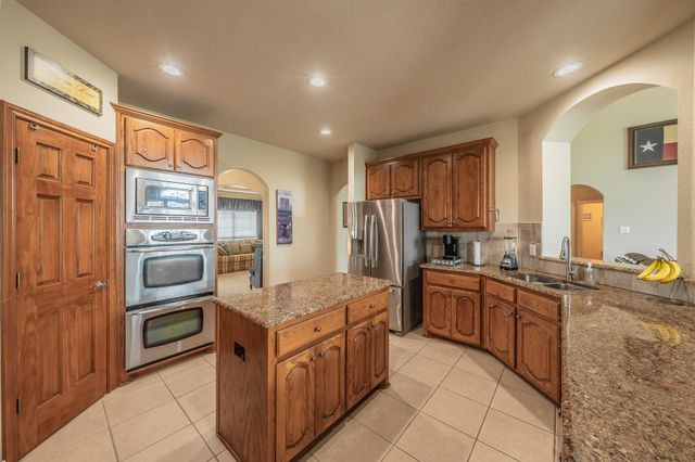 1424 Bassett Hound Drive, Fort Worth, TX 76052