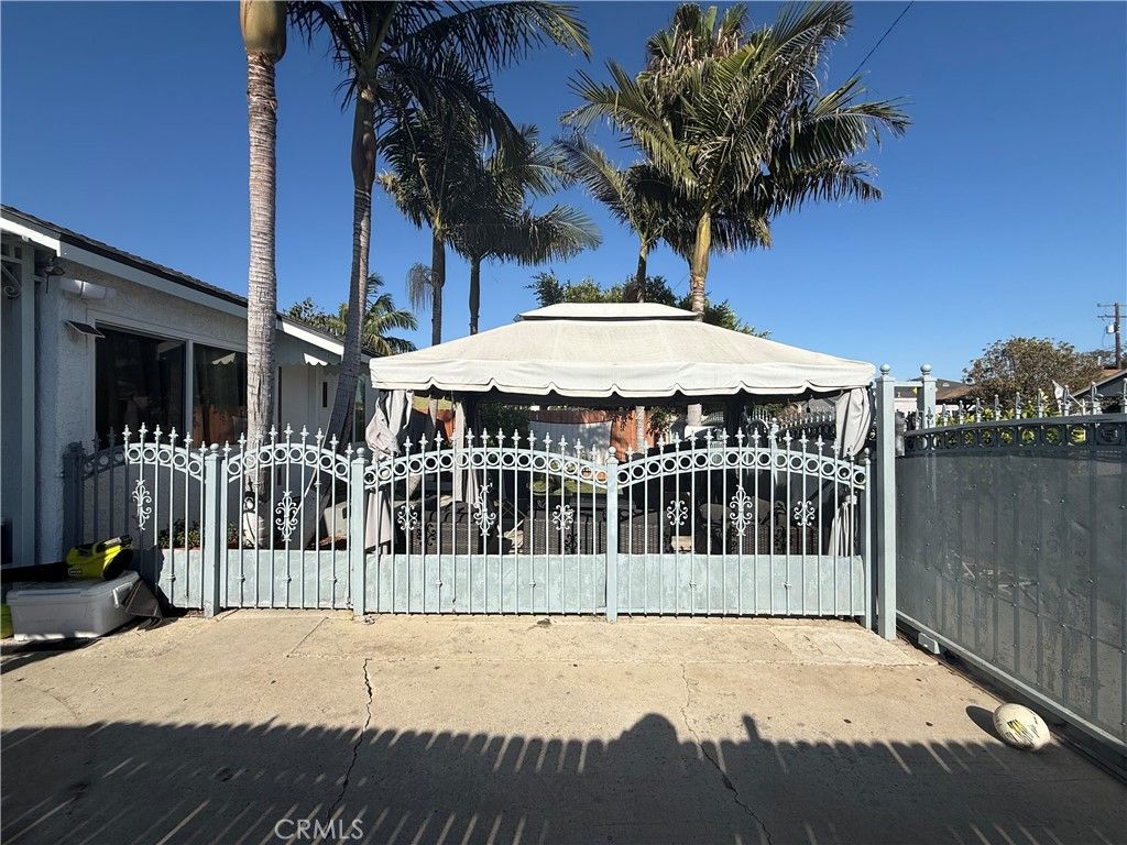 Image 4 of property listing at 1101 W 152nd, Compton, CA 90220