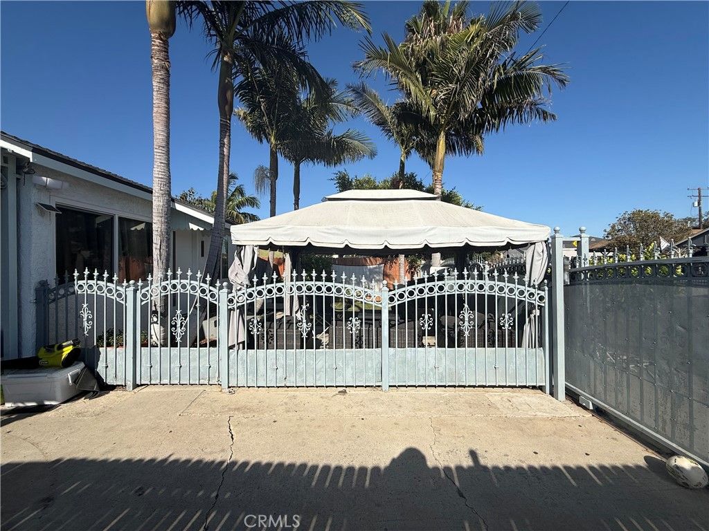 Image 5 of property listing at 1101 W 152nd, Compton, CA 90220