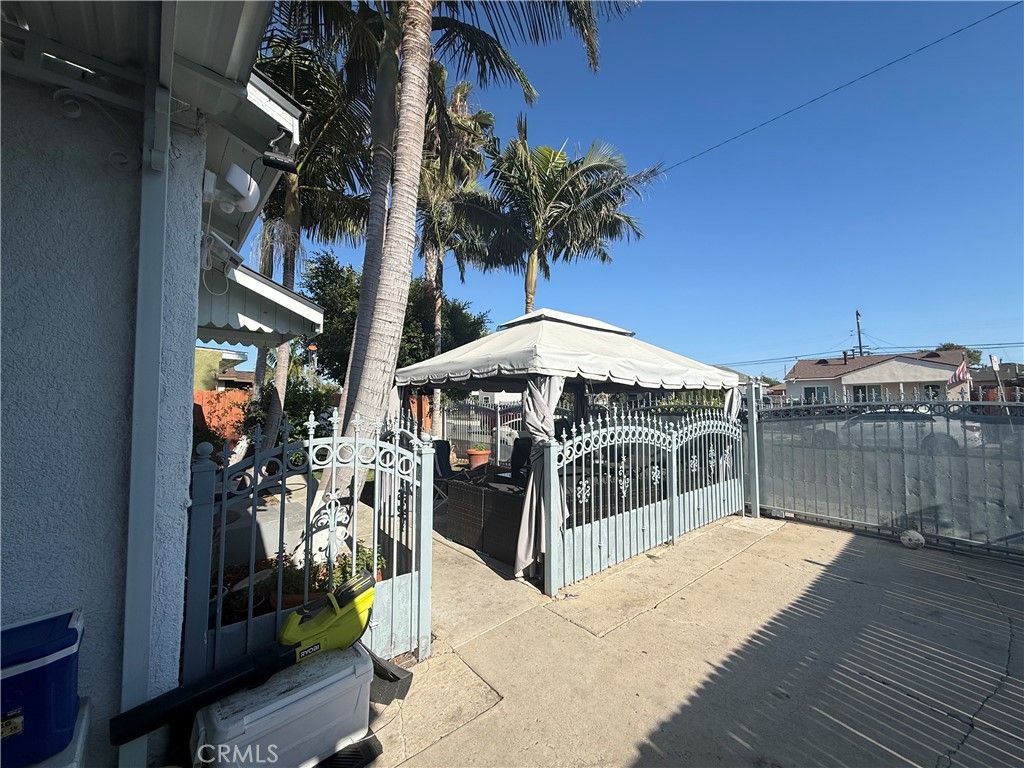 Image 6 of property listing at 1101 W 152nd, Compton, CA 90220