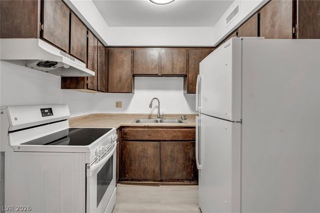 605 South Royal Crest Circle 9, Las Vegas, NV 89169