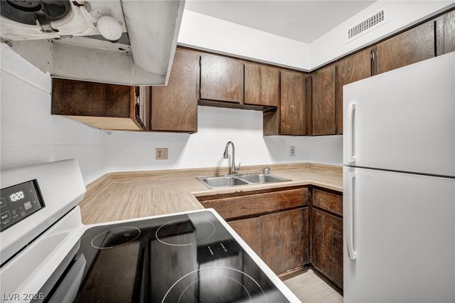 605 South Royal Crest Circle 9, Las Vegas, NV 89169