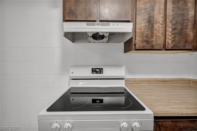 605 South Royal Crest Circle 9, Las Vegas, NV 89169