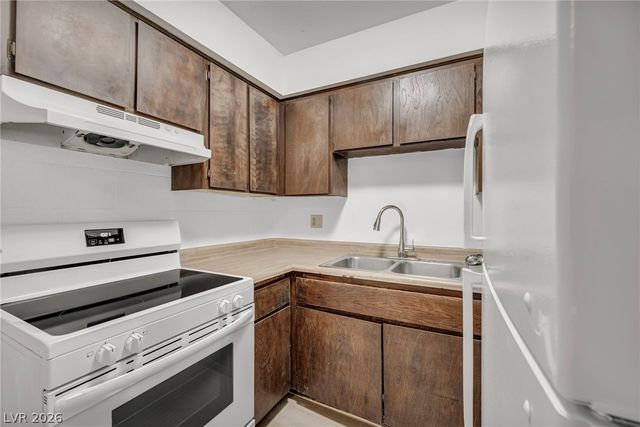 605 South Royal Crest Circle 9, Las Vegas, NV 89169