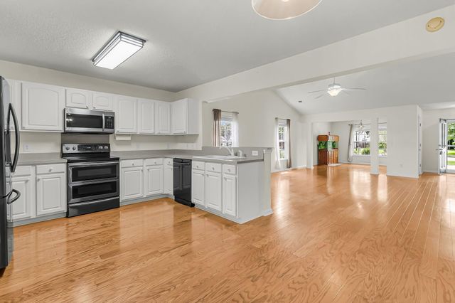 558 Holiday Drive, Summerville, SC 29483