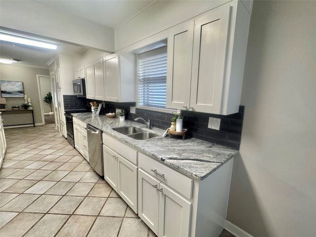 1902 College Street, Gainesville, TX 76240