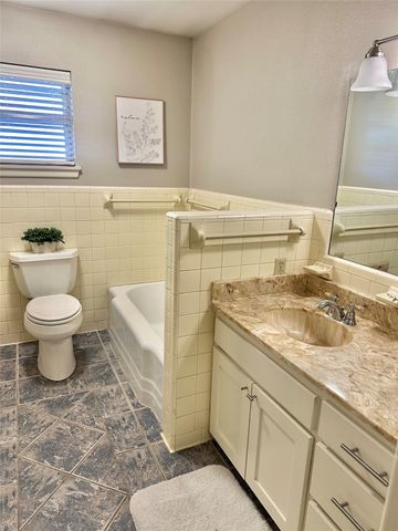 1902 College Street, Gainesville, TX 76240