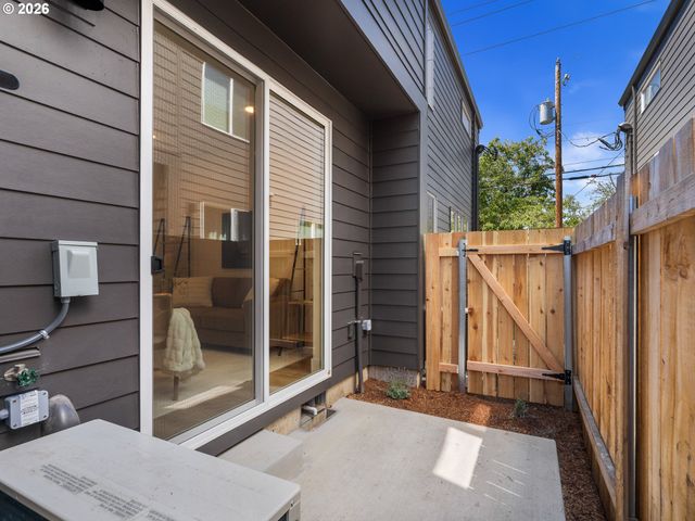 261 N Skidmore St 4, Portland, OR 97217