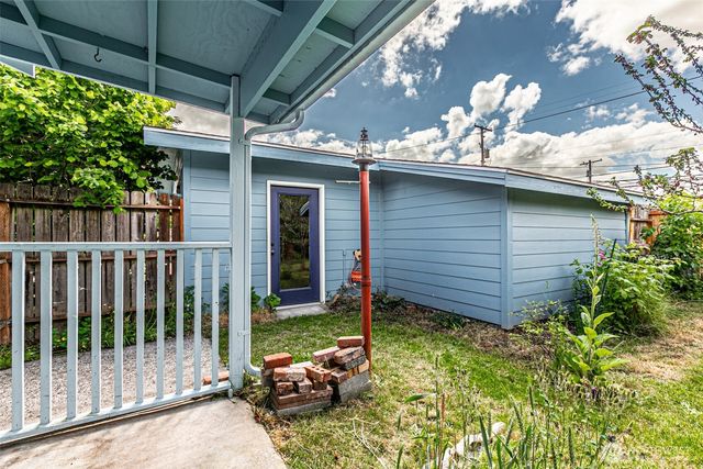 203 Orchard Avenue N, Eatonville, WA 98328