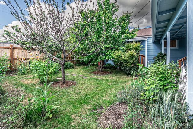 203 Orchard Avenue N, Eatonville, WA 98328
