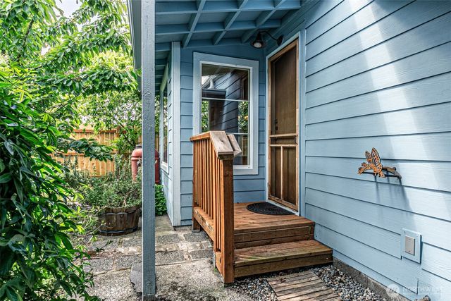 203 Orchard Avenue N, Eatonville, WA 98328