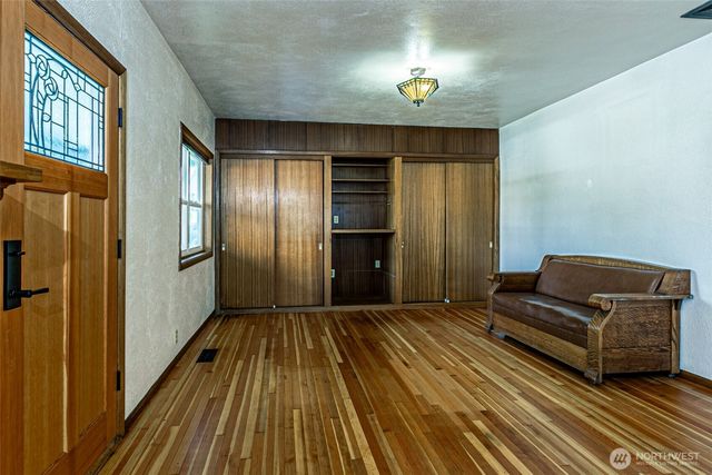 203 Orchard Avenue N, Eatonville, WA 98328