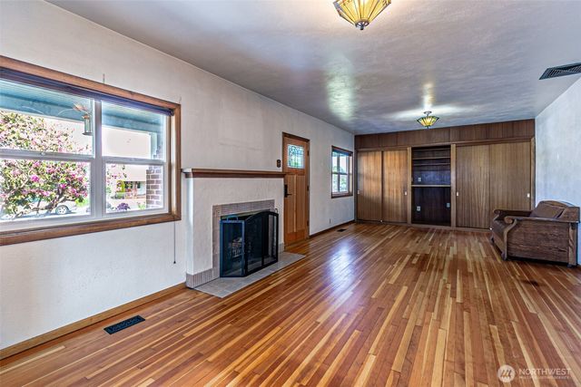 203 Orchard Avenue N, Eatonville, WA 98328