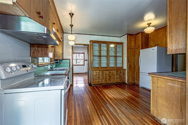 203 Orchard Avenue N, Eatonville, WA 98328