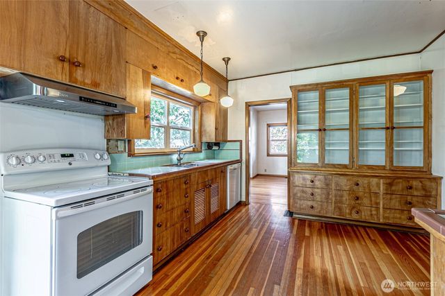 203 Orchard Avenue N, Eatonville, WA 98328