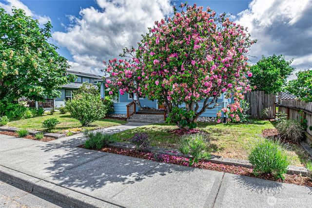 203 Orchard Avenue N, Eatonville, WA 98328